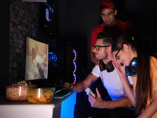 Photo intense gaming session in dimly lit room boy is frustrated on gaming chair with gaming pad