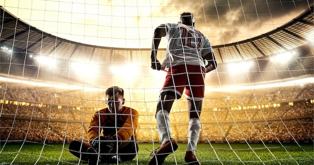 Intense voetbalmoment voor het doel op het professionele voetbalstadion terwijl de zon schijnt Stadion en publiek zijn gemaakt in 3D