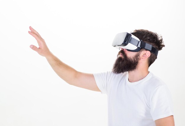 Interactieve oppervlakte virtual reality concept Kerel met op het hoofd gemonteerd display interactie virtual reality Hipster verkennen virtual reality Virtual life Man bebaarde hipster VR-bril witte achtergrond