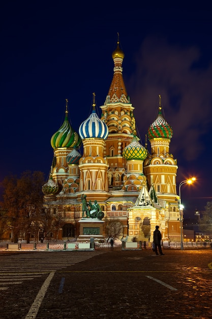 Intercession cathedral in de winternacht. moskou