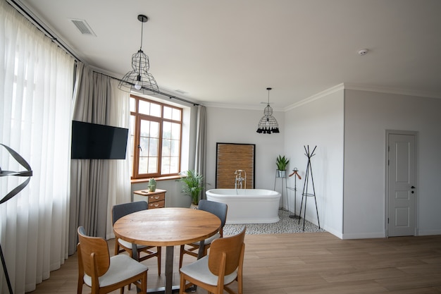 Foto interessante oplossing. licht sfeervol ruim studio-appartement met interessante ontwerpoplossing met tv aan de muur