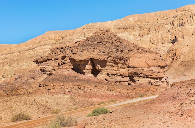 Interessante vormen van de bergen in de woestijn van Eilat