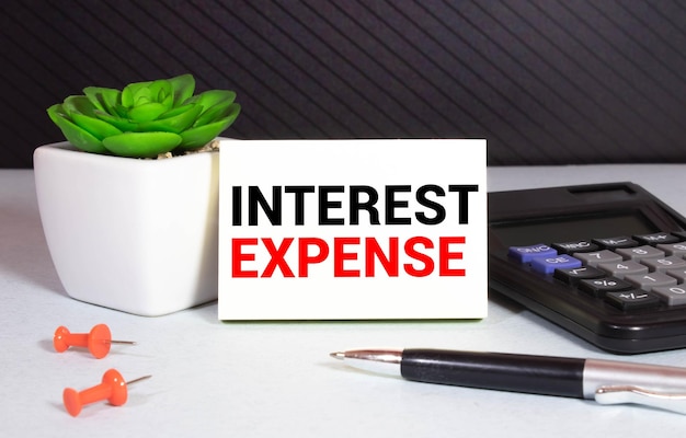 Interest Expense acroniem bedrijfsconcept op het bord