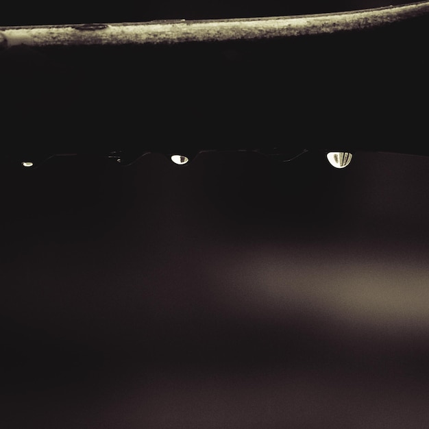 사진 검은색과 색의 금속 튜브에 흥미로운 추상적인 물방울