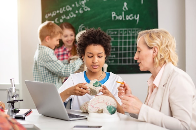 興味深い生物学。生物学のレッスンを受けながら勉強している素敵な賢い少年興味深い生物学。生物学のレッスンを受けながら勉強している素敵な賢い男の子