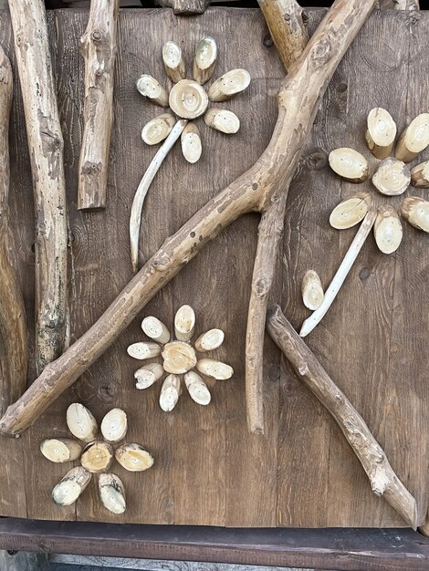 Foto interessante decorazione di una porta in legno per una favolosa casetta per bambini.