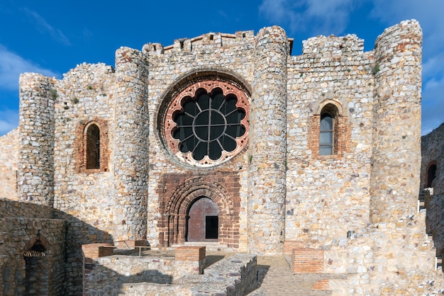 Photo interesting faã§ade of the castle of calatrava la nueva with a rose window in the upper central part