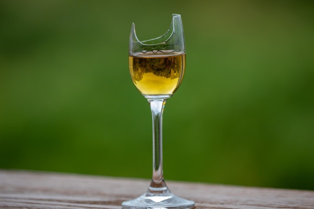 Интересный односолодовый шотландский виски в дегустационном бокале с характерным и необычным фоном.