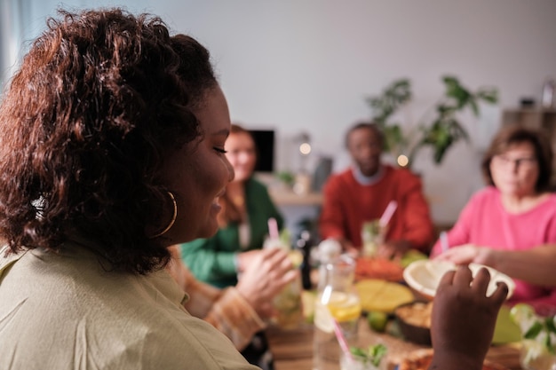 Intergenerationele en diverse groep die samen eet op een feest Concept vriendschapsbond