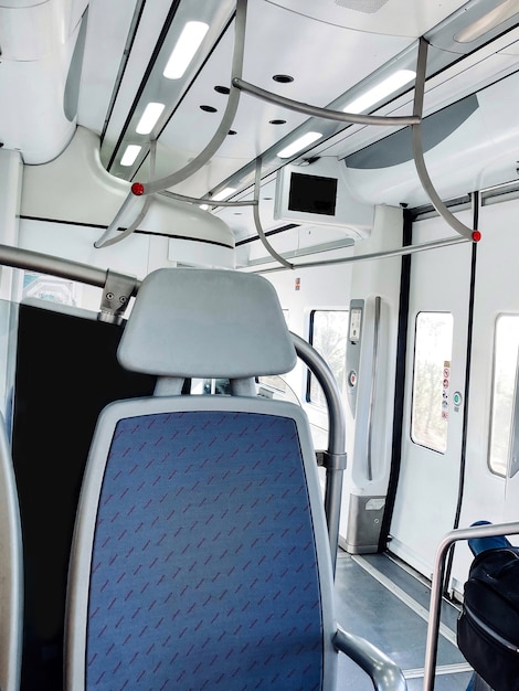 Foto interieur binnen in een leeg rijtuig van de trein van barcelona, stoelen, deur voor de uitgang. transport en toerisme concept.