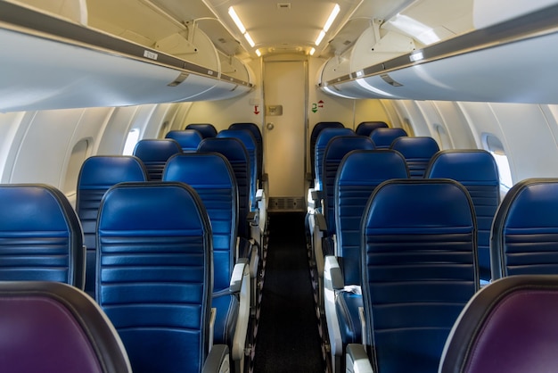 Interieur cabine van een passagiersvliegtuig met lederen stoel voor passagier