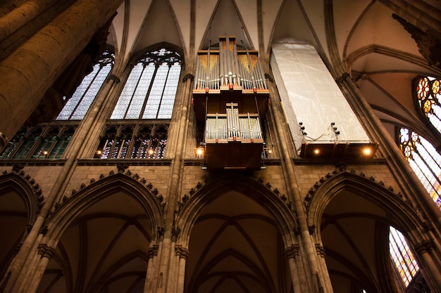 Interieur design en decoreren meubels glas in lood van de Dom van Keulen of Hohe Domkirche St Petrus und Maria of Kolner Domkerk Duitse mensen en buitenlandse reizigers reizen bezoek in Keulen Duitsland