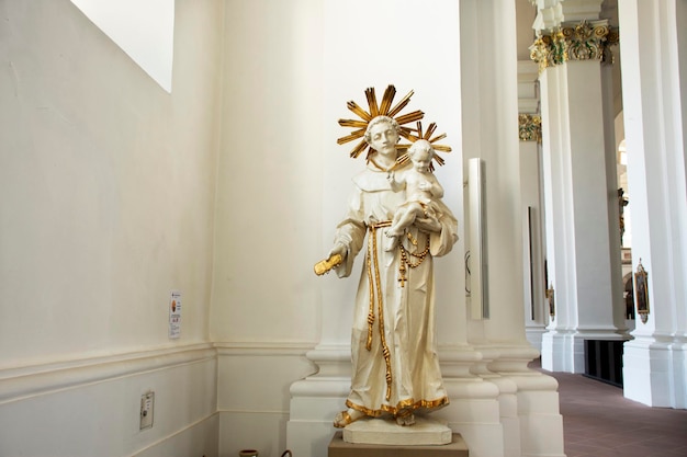 Interieur en decor met standbeeld in Jezuïtenkirche voor mensen bezoeken en respecteren bidden in Heidelberg op 25 augustus 2017 in BadenWürttemberg Duitsland