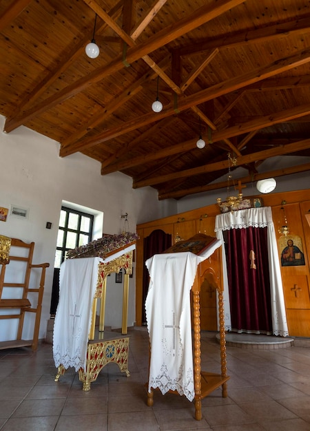 Interieur en decoratie van de Grieks-orthodoxe kerk met iconen op het eiland Evia, Griekenland