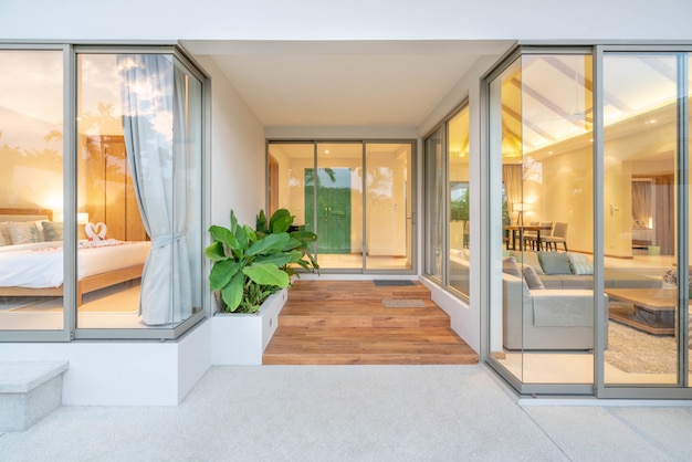 Interieur- en exterieurontwerp van zwembadvilla met woonkamer en slaapkamer in het huis of woongebouw