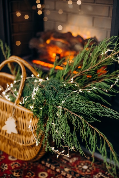 Interieur huis zwart gouden stijl engeland open haard en kerstboom