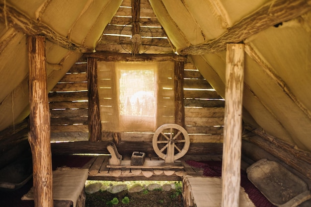 Interieur in een oude kleine houten hut