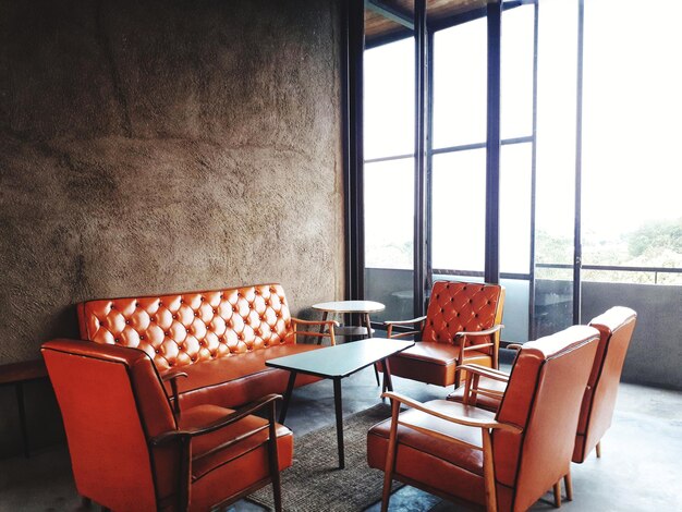 Interieur in klassieke stijl met rood lederen tafels en stoelen