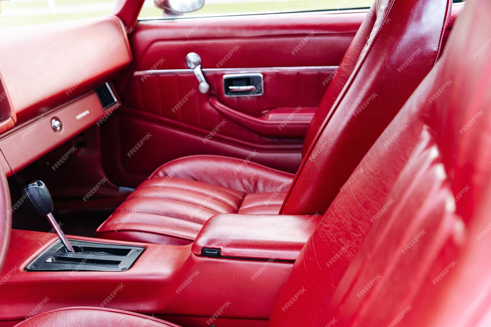 verloving ik lees een boek Oneffenheden Interieur is gemaakt van rood leer van oude krachtige klassieke amerikaanse  auto | Premium Foto