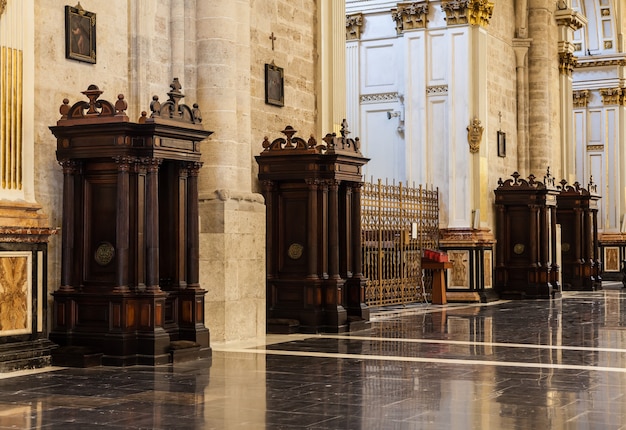 Interieur katholieke kerk: biecht detail, 150 jaar oud, gemaakt van hout