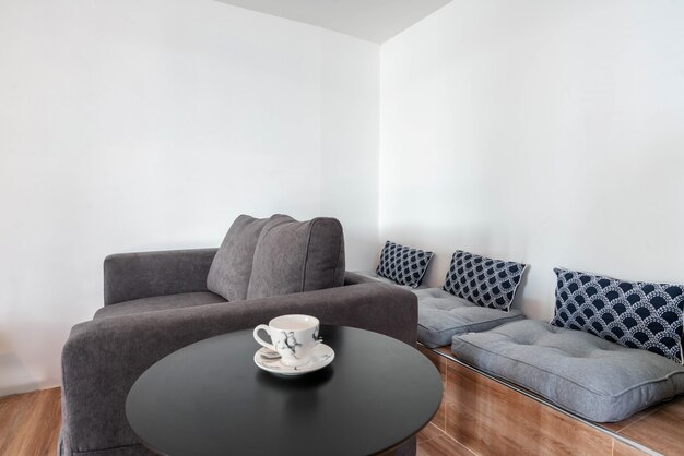 interieur kleine woonkamer met een bank en een televisie in het huis of huis