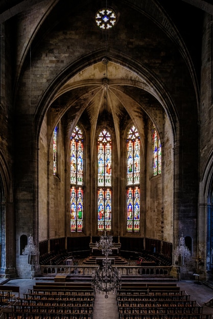 Interieur, kruisribgewelf en glas-in-lood van de gotische collegiale kerk van Capeatang