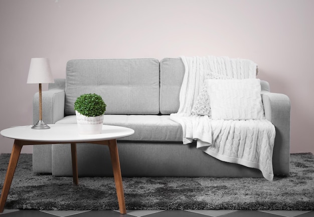 Interieur met grijze bank en moderne tafel