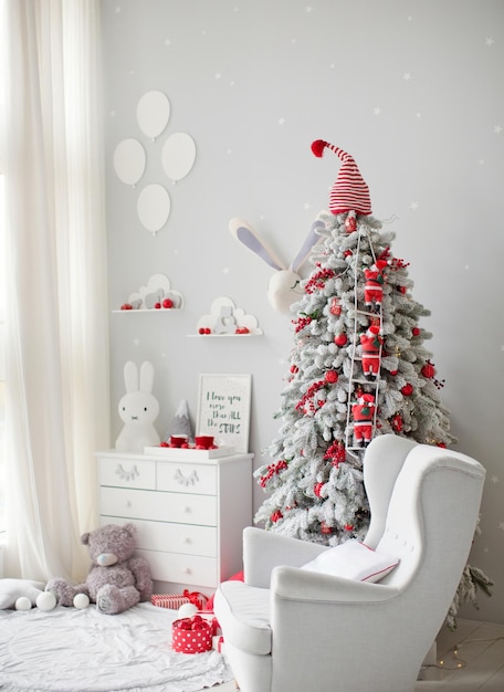 Interieur met kerstboom en fauteuil