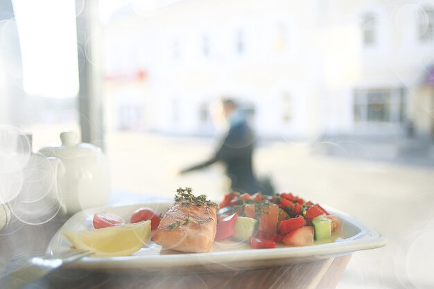 interieur restaurant servies / bestek en servies op een tafel in een café, mooie horeca