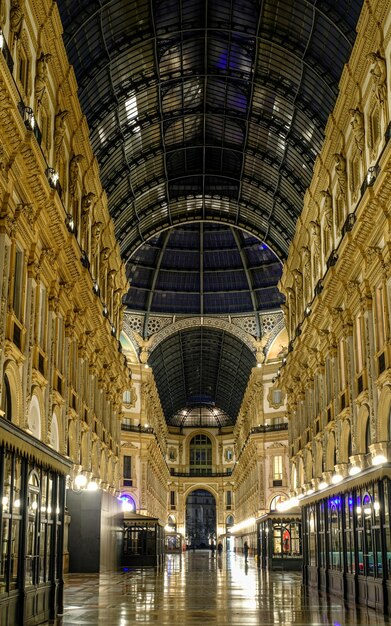Interieur uitzicht op Galleria Vittorio Emanuele II licht 's nachts in Milaan