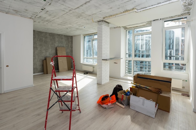 Interieur van appartement met materialen tijdens de renovatie en constructie, verbouw muur van gipsplaat of gipsplaat