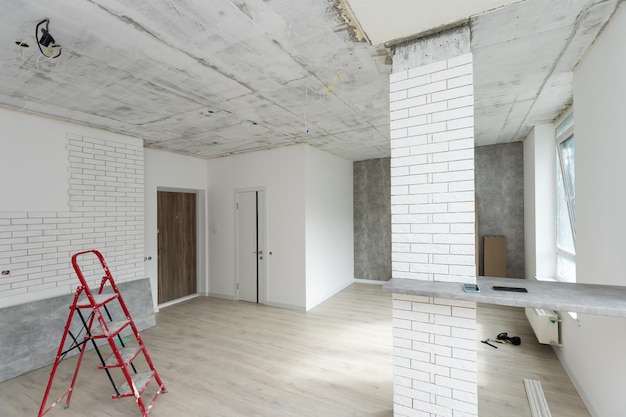 Interieur van appartement met materialen tijdens de renovatie en constructie, verbouw muur van gipsplaat of gipsplaat