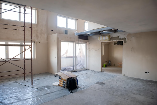 interieur van bouwplaats met steigers in een groot modern onafgewerkt duplexappartement