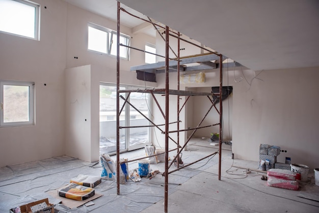 interieur van bouwplaats met steigers in een groot modern onafgewerkt duplexappartement