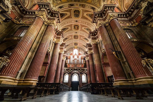 Interieur van de aartskathedraal Basiliek van de heiligen Peter en Paul