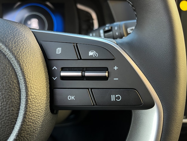 Interieur van de auto met cruise control-knoppen spraakcommunicatie op het stuur