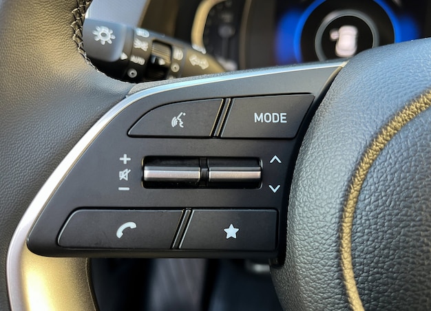 Interieur van de auto met cruise control-knoppen spraakcommunicatie op het stuur