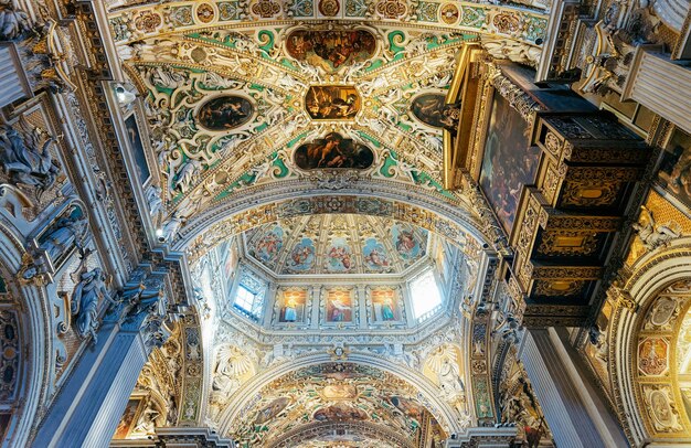 Interieur van de basiliek van Santa Maria Maggiore in Citta Alta in Bergamo in Lombardije in Italië. Deze oude stad wordt Bovenstad genoemd.