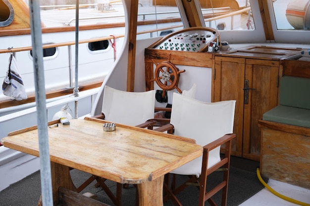 Interieur van de boot. Tafel en stoelen aan boord van het oude jacht