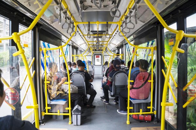 Interieur van de bus van Transjakarta met passagiers