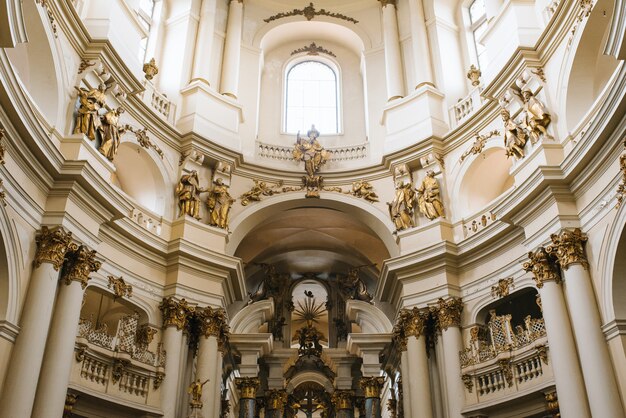 Interieur van de Dominicaanse kathedraal in Lviv, Oekraïne