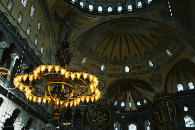 Interieur van de Hagia Sophia-moskee met verlichting en kroonluchters