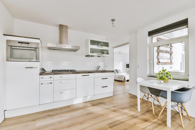 Interieur van de huishoudelijke keuken in een appartement