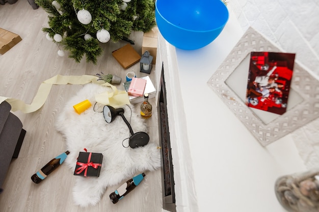 Interieur van de kamer na nieuwjaarsfeest