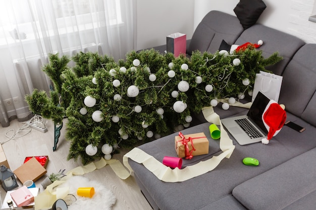 Interieur van de kamer na nieuwjaarsfeest