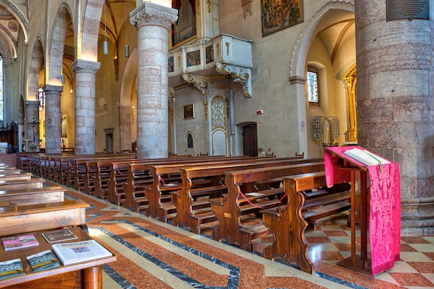 Interieur van de kathedraal van Santa Maria Assunta in Gemona del Friuli, Italië