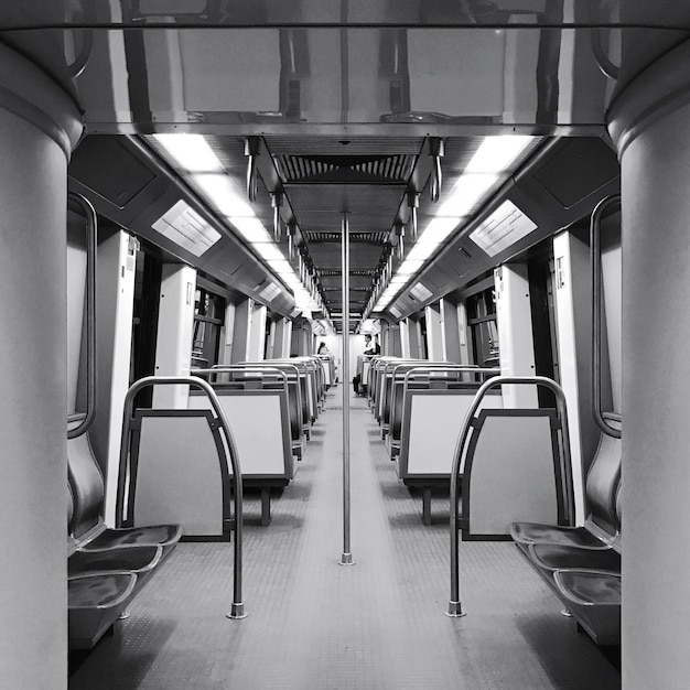 Foto interieur van de metro