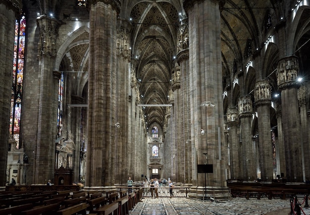 Interieur van de oude kathedraal van Milaan of Duomo di Milano Het is een geweldige katholieke kerk, het belangrijkste oriëntatiepunt van Milaan. Binnen in de donkere gotische kathedraal