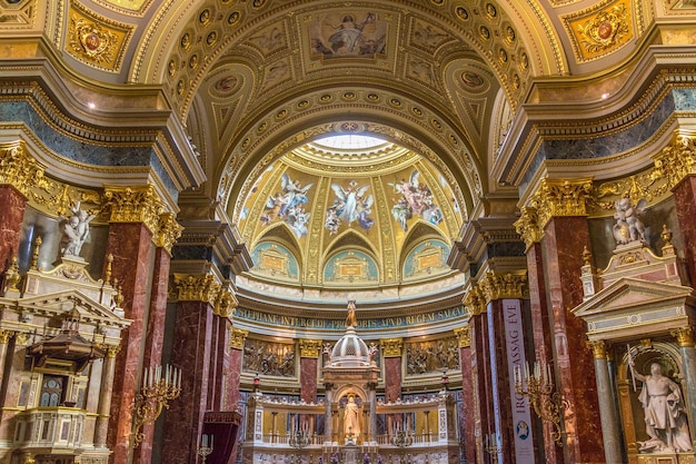 Interieur van de Sint-Stefanusbasiliek Boedapest Hongarije