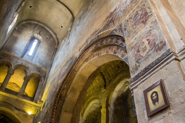 Interieur van de Svetitskhoveli-kathedraal in Mtscheta, Georgië